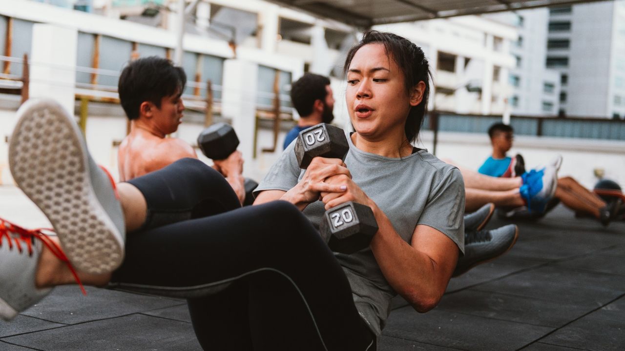 sit ups vs crunches woman dumbbell