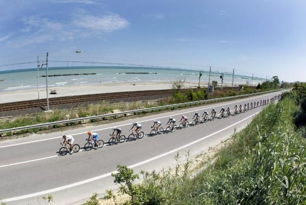 The Giro peloton rides parallel to the sea on stage 12