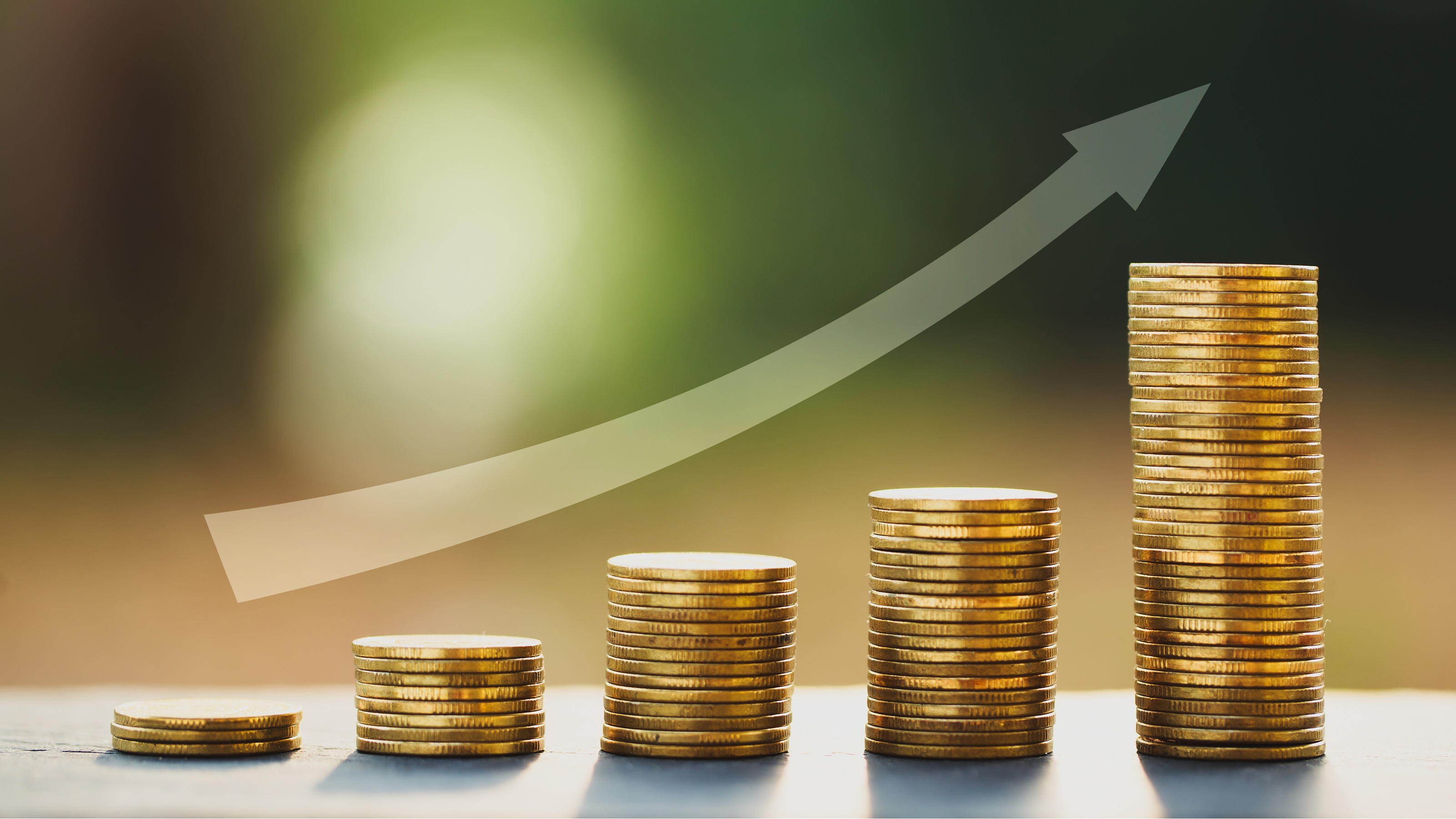 Five stacks of gold coins getting subsequently taller with an arrow curving up above them.
