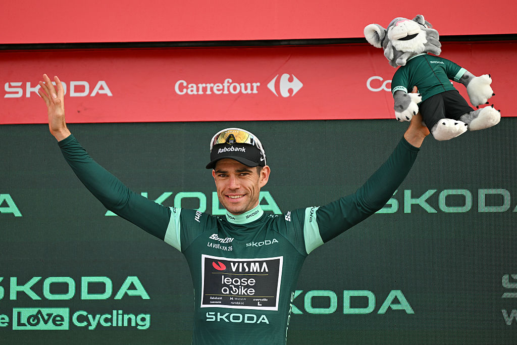 Team Visma-Lease a bike's Belgian rider Wout van Aert raises his arms wearing the green jersey of the leader of the Points classification on the podium after the 14th stage of the Vuelta a Espana 2026 cycling tour, a 154,5 km race between Jaen and Sierra de la Pandera, on September 5, 2026. (Photo by JORGE GUERRERO / AFP)