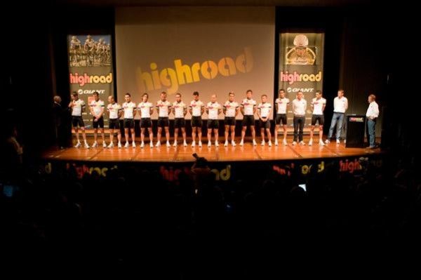 Phil Liggett talks to the men.