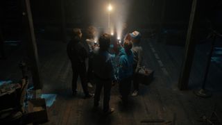 Die Hawkins-Gang untersucht das Creel House, einen der Hauptschauplätze in Stranger Things Staffel 4
