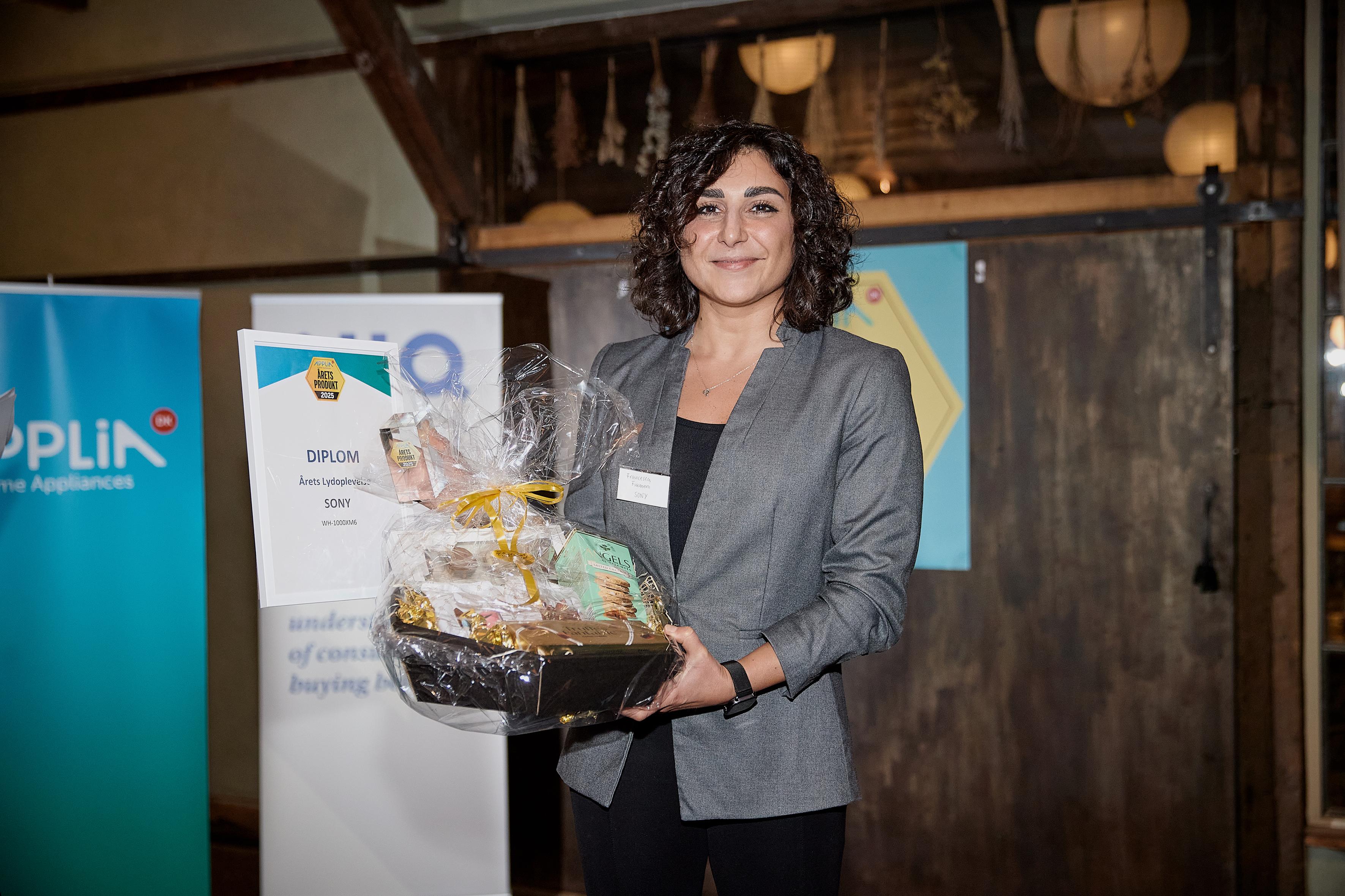 Francesca Fiameni fra Sony modtager prisen for &amp;Aring;rets Lydoplevelse for SONY WH-1000XM6
