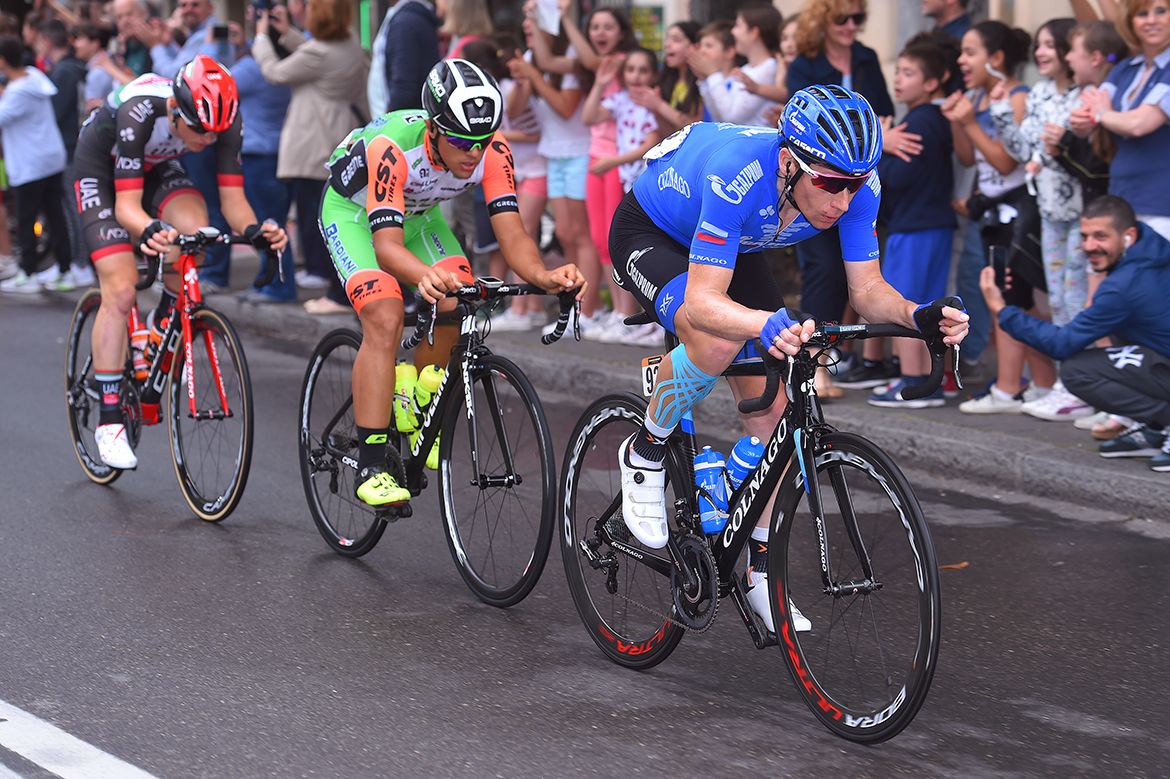 Pavel Brutt, Matej Mohoric and Vincenzo Albanese on the move at the Giro d'Italia