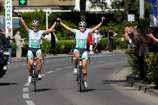 Annemiek Van Vleuten and Liesbet De Vocht (Nederland Bloeit) celebrate what they thought was the race victory.