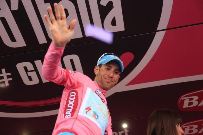 Vincenzo Nibali (Astana) waves to his fans