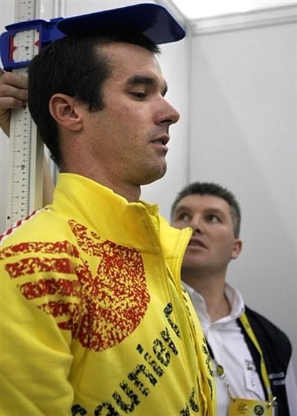 David Millar (Saunier Duval) gets measured up.