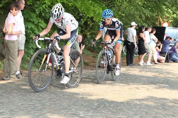 Once mroe on the Kemmelberg, Amber Neben (HTC-Highroad) led, with Lizzy Armitstead (Garmin-Cervelo) on her wheel