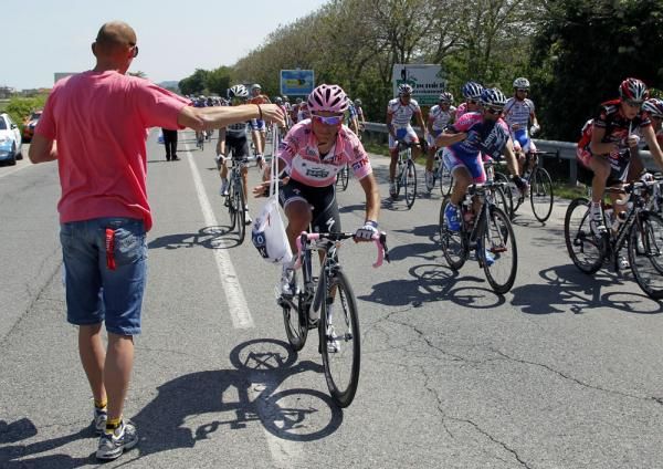 Richie Porte picks up his feed bag