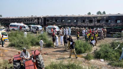 pakistan_train_fire.jpg