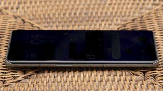 OnePlus 11 éteint sur un panier en osier