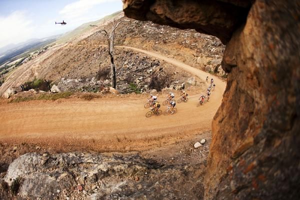 The lead bunch climb towards Watervalberg during stage one