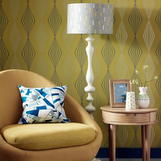 sitting room with table lamp and chair