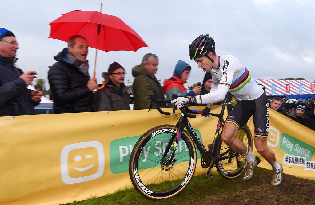 Wout Van Aert (Crelan-Vastgoedservice) chasing
