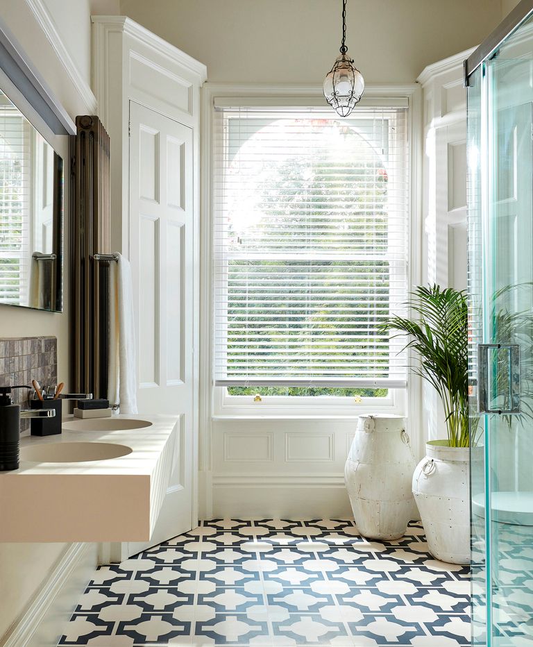 Bathroom blind ideas: 10 beautiful ways to frame windows | Homes and ...
