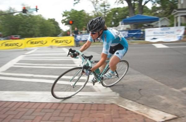 Rachel Warner (BMW-Bianchi) put on a show with a long solo breakaway in the women's race.