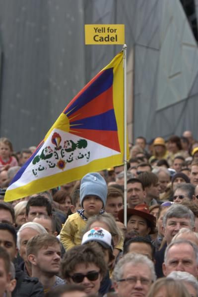 A Tibetan flag in the crowd