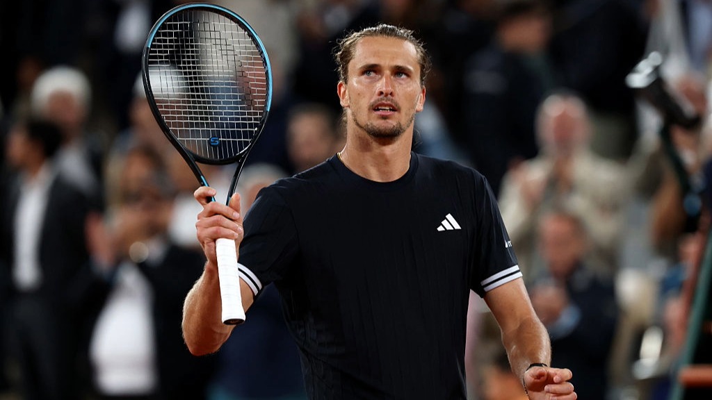 Alexander Zverev raises his racket to acknowledge the fans at the French Open 2026.