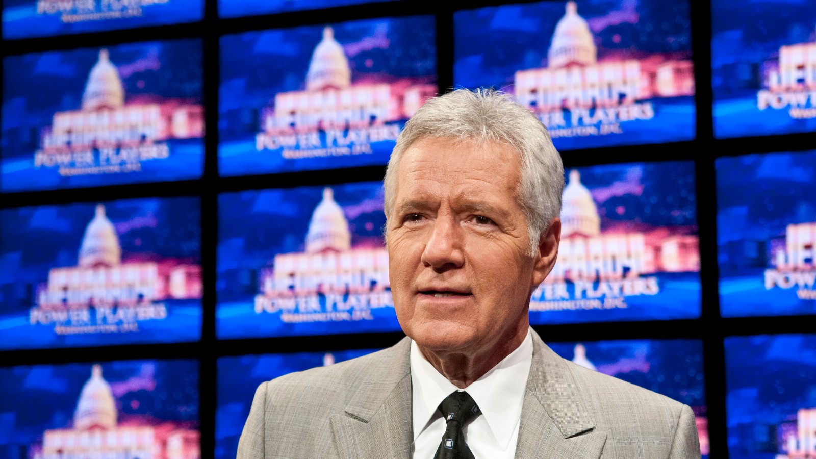 WASHINGTON, DC – 21. dubna: Alex Trebek mluví během zkoušky před natáčením Jeopardy!  Power Players Week v DAR Constitution Hall 21. dubna 2012 ve Washingtonu, DC.  (Foto: Kris Connor/Getty Images)