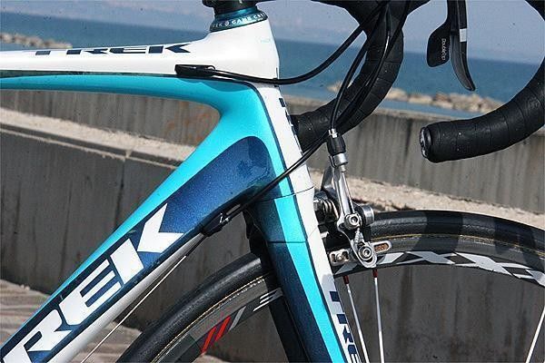 The oversized head tube houses a tapered 1 1/8"-to-1 1/2" steerer tube.