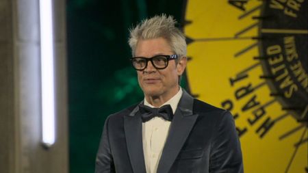 Johnny Knoxville hosting Fear Factor: House Of Fear.