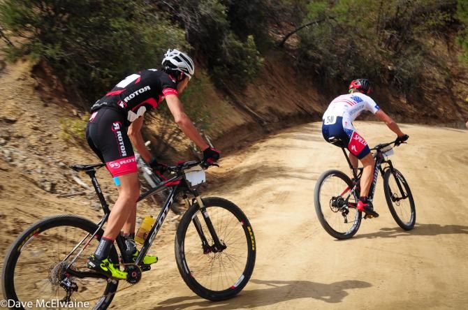 Todd Wells (Specialized) beginning the long descent with Paez close behind