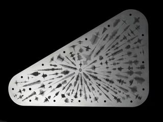 una placa de metal triangular con esquinas curvas y grabados de formas de onda grabadas en la superficie.