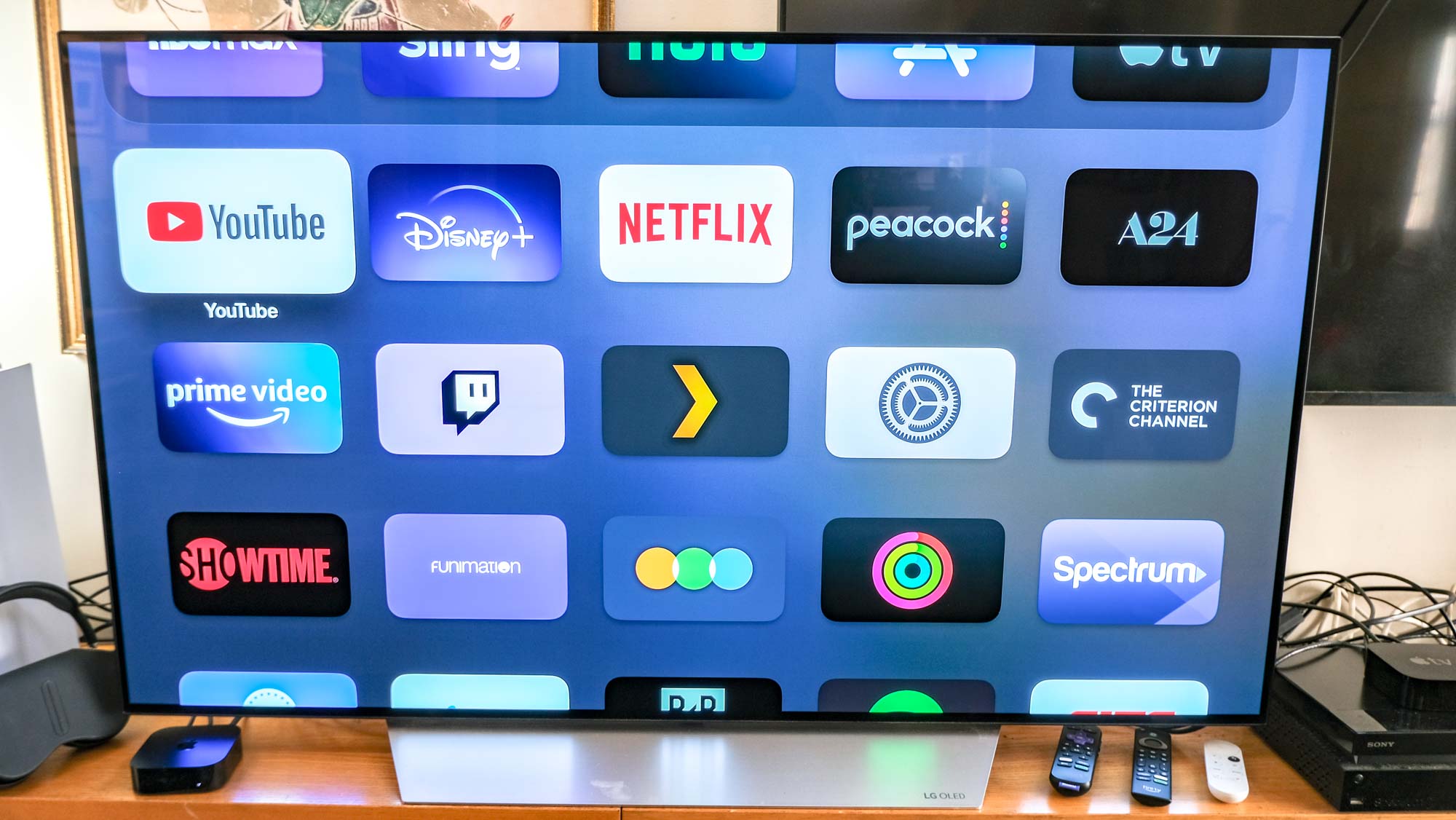 La pantalla de inicio de tvOS en un televisor conectado al Apple TV 4K (2022)
