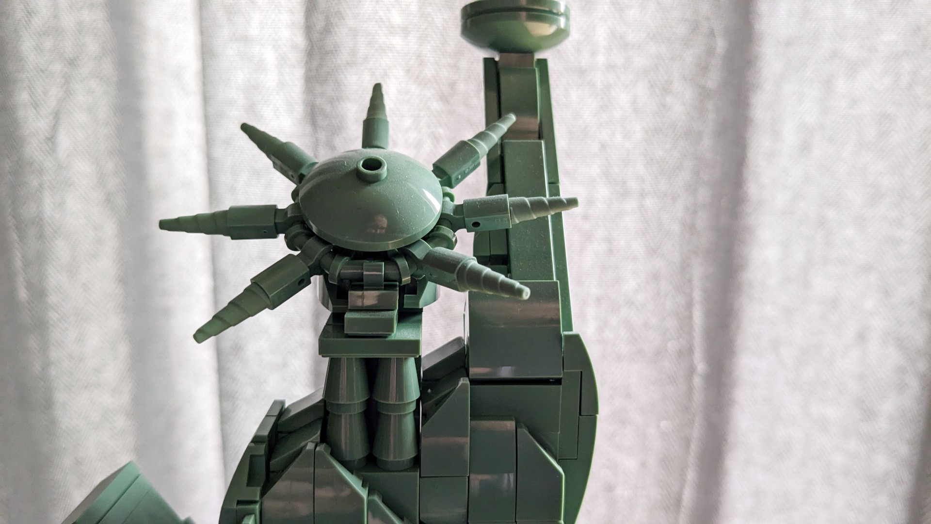 Lego Architecture Statue of Liberty 21042 - back of head and crown.