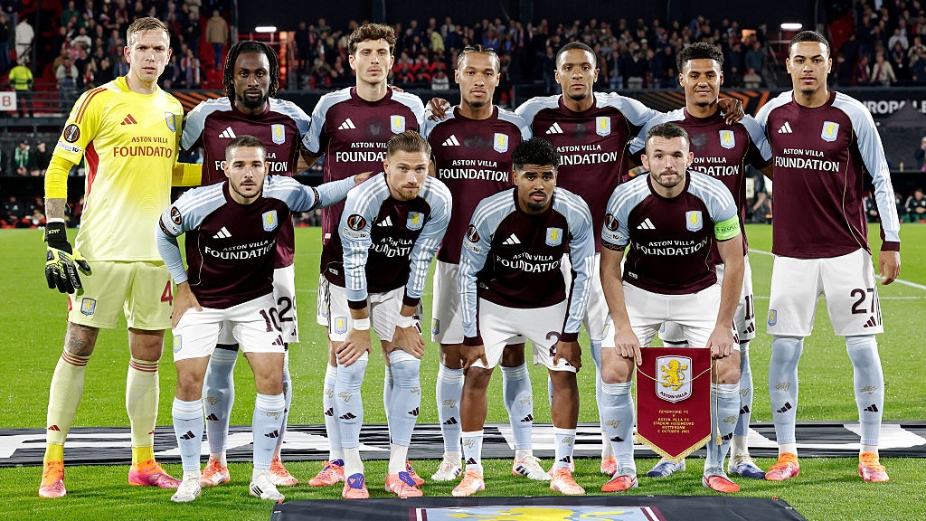 Marco Bizot of Aston Villa, Evann Guessand of Aston Villa, Pau Torres of Aston Villa, Boubacar Kamara of Aston Villa, Ezri Konsa of Aston Villa, Ollie Watkins of Aston Villa, Morgan Rogers of Aston Villa, below: Emiliano Buendia of Aston Villa, Matty Cash of Aston Villa, Ian Maatsen of Aston Villa, Emiliano Buendia of Aston Villa during the UEFA Europa League match between Feyenoord v Aston Villa at the Stadium Feijenoord on October 2, 2025 in Rotterdam Netherlands 