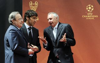 Johan Cruyff chats with Real Madrid president Florentino Perez and captain Raul in April 2010.