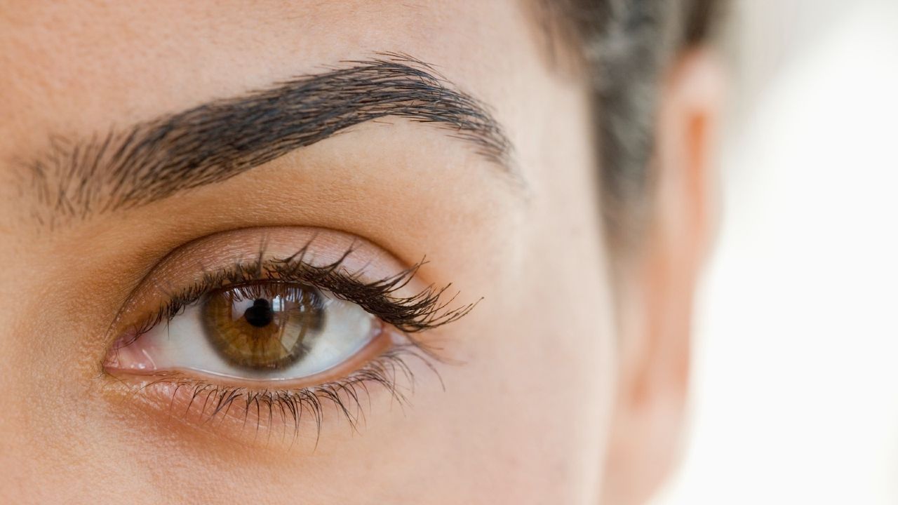 woman with defined eyebrow