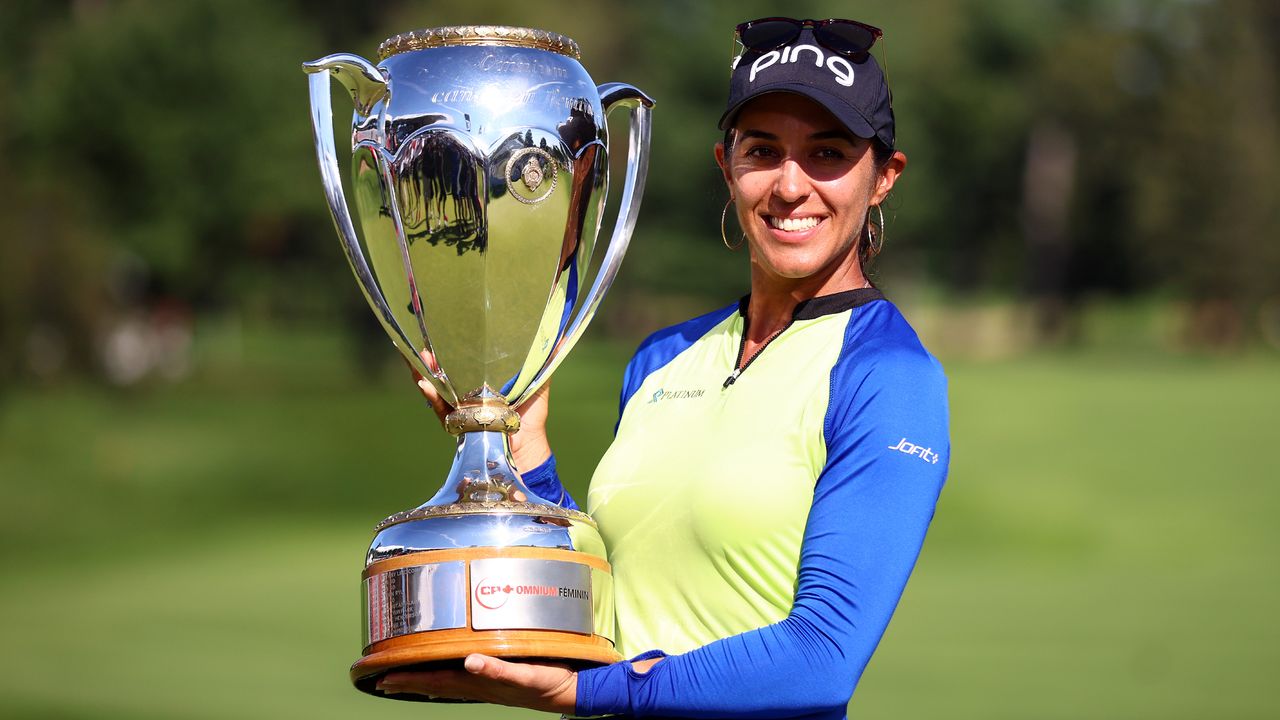 Paula Reto with the trophy after winning the 2022 CP Women&#039;s Open