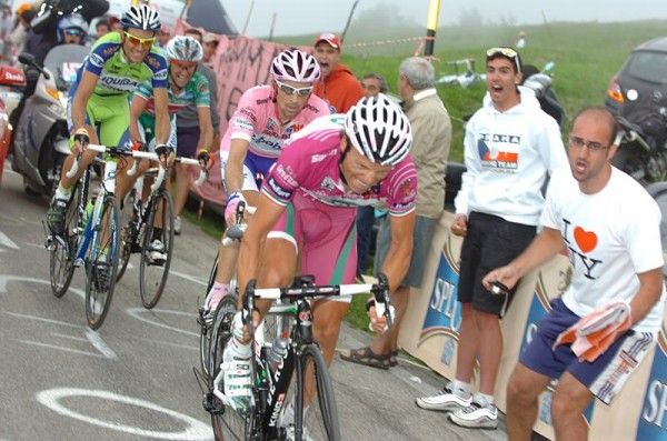 Danilo Di Luca (LPR Brakes) launches his attack and succeeded in gaining a few seconds on Menchov.