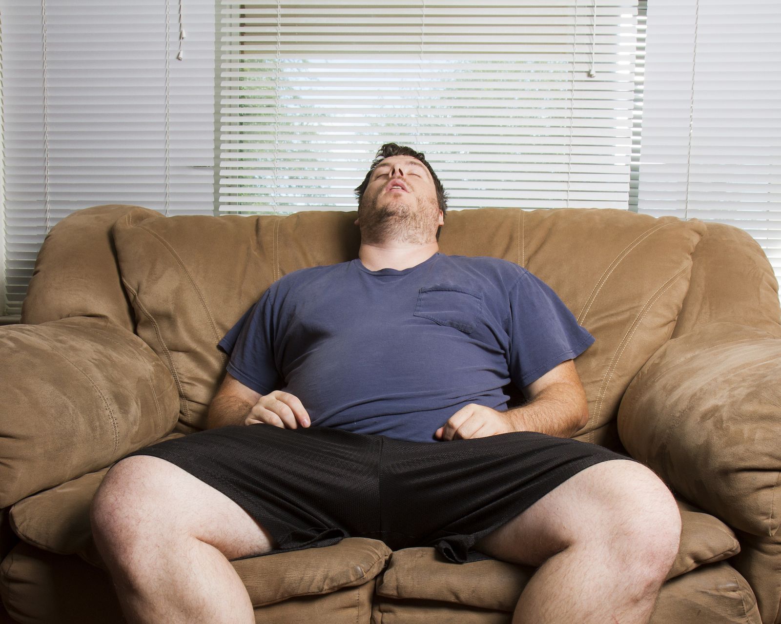 Толстый человек лежит. Жирный человек на диване. Ленивый толстый мужчина. Толстый человек лежит на диване. Жирный лентяй.