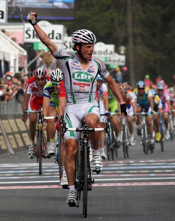 Danilo Di Luca ( LPR Brakes - Farnese Vini) took a convincing sprint victory at the Giro's first mountain finish.