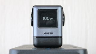 The splash screen that you see when you first plug in the Ugreen Uno Charger 100W