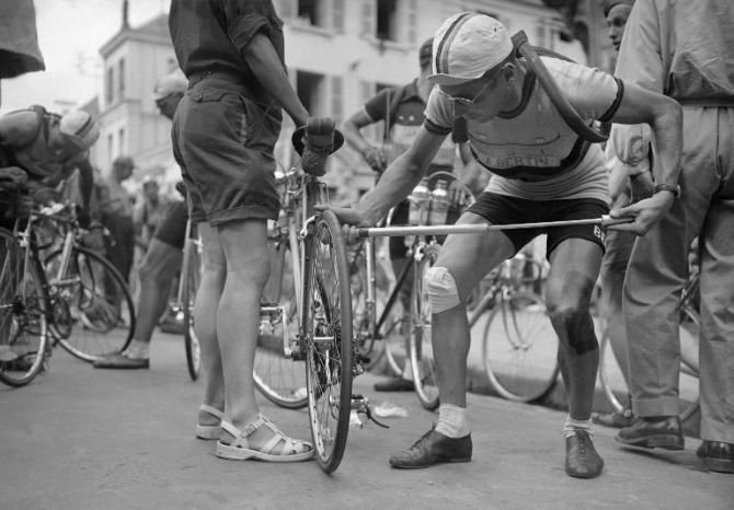 Belgian Maurice Blomme inflates the tire of his bicycle 22 July 1950 before the start of the 9th stage of the Tour de France to be run between Niort and Bordeaux.