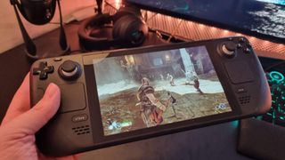 Foto der Steam Deck Handheld-Konsole beim Spielen von God of War