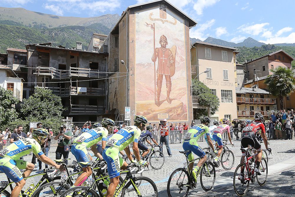 Riders pass some Italian architecture during stage 20.