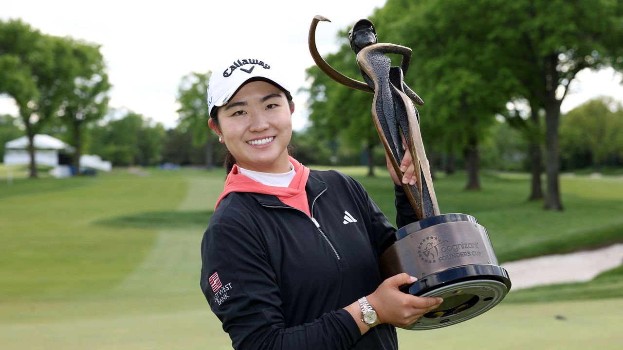 Rose Zhang lifts the 2024 Founders Cup