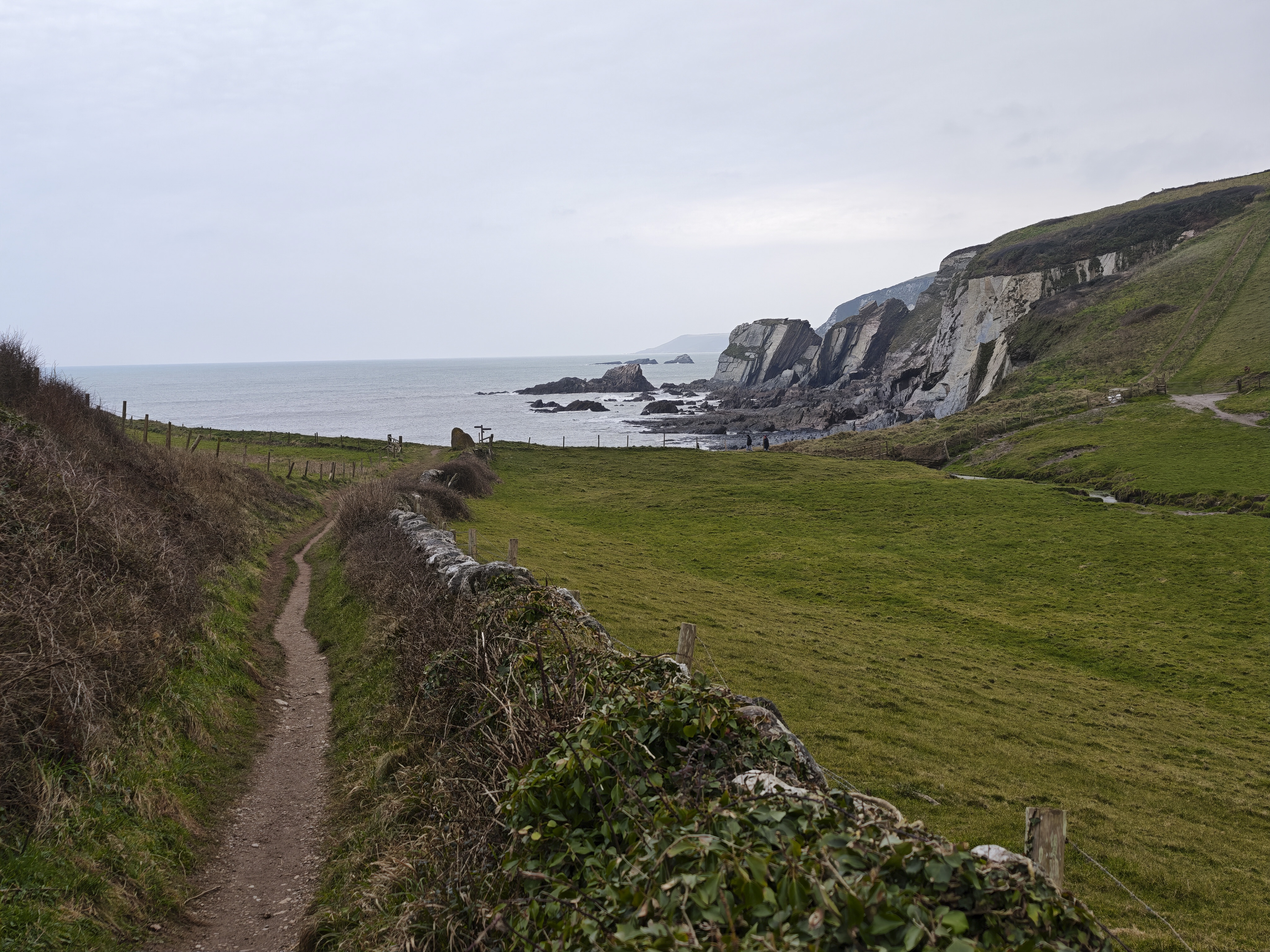 Xiaomi 15 Ultra sample photos; coastal path down to the ocean