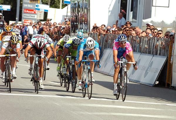 Manuel Belletti (Colnago - CSF Inox) takes the win ahead of Danilo Hondo (Lampre - Farnese Vini) and Mark Cavendish (HTC - Columbia).