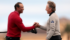 Tiger Woods and Bernhard Langer shake hands