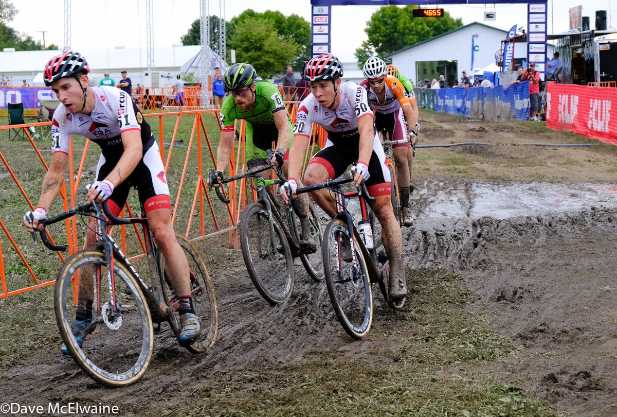 Diether Sweeck (Era-Circus) cornering with one foot unclipped due to the mud