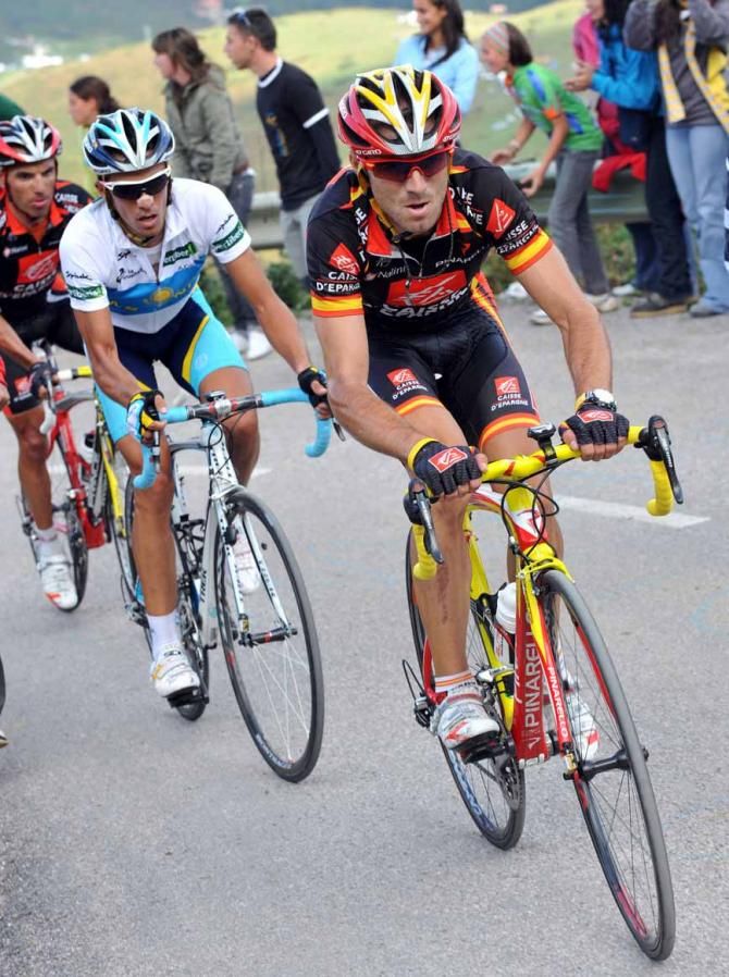 2008. Alejandro Valverde tries to put Alberto Contador under pressure.