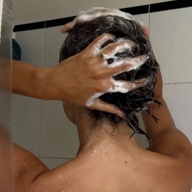 An image of an influencer using shampoos for oily hair.