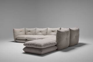 L-shaped formation ‘Pillo’ modular sofa by Willo Perron for Knoll