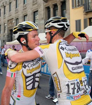 Mark Cavendish (Team Columbia - Highroad) is congratulated by teammate Michael Rogers.