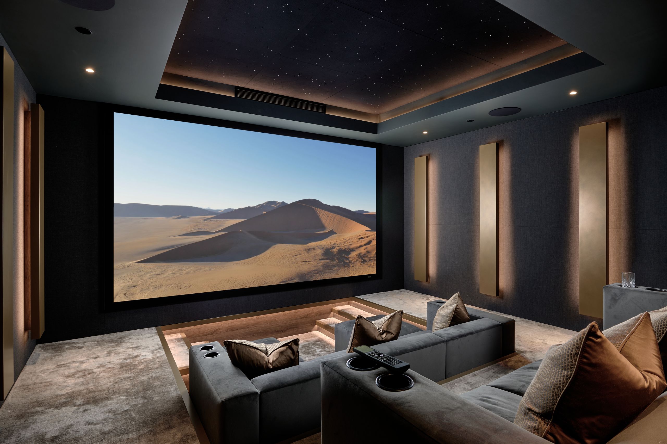 هل تعتقد أن إعداد تلفزيون كأس العالم الخاص بك جيد؟ تم تصميم هذا المسرح المنزلي المخصص Dolby Atmos 9.4.4 مع وضع الرياضة في الاعتبار، مع وضع كرة القدم الذكي الفريد والصوت القوي الذي ربما يكون أعلى من جمهور الملعب الحقيقي